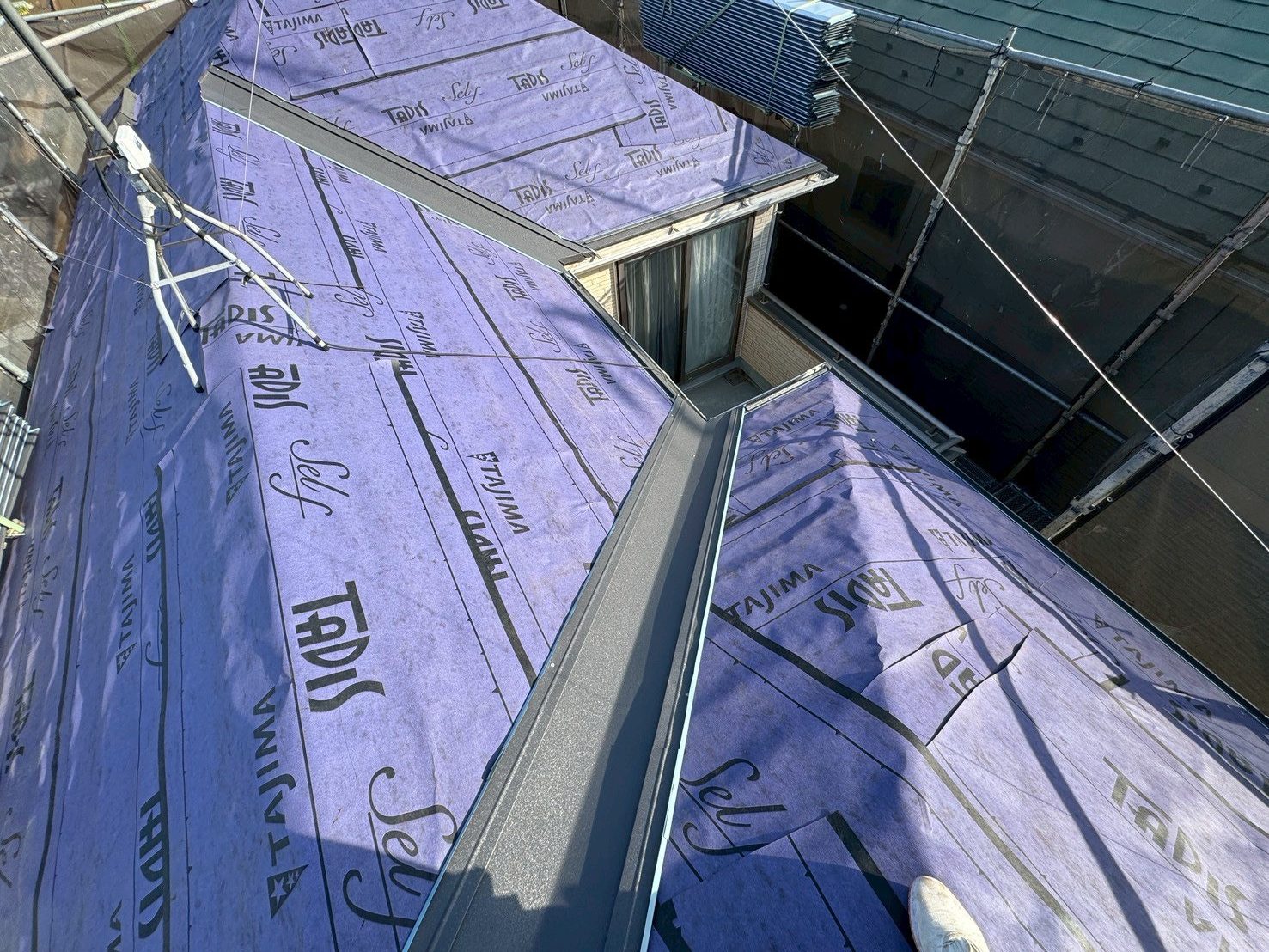 屋根の谷部分を防水処理した状況